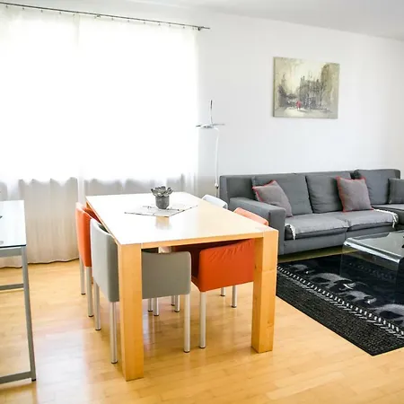 Schoene Mit Panoramablick 아파트 *